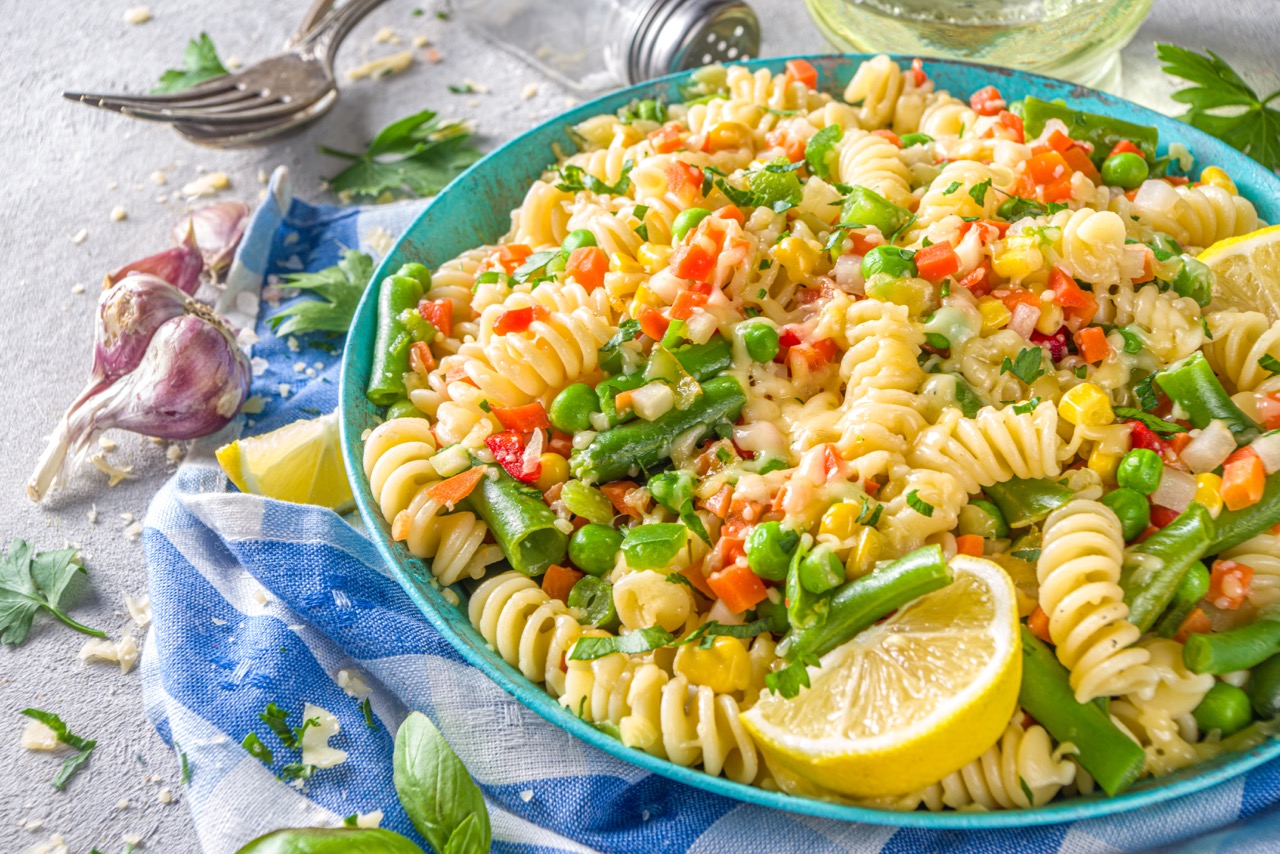 Kremasta pasta sa zelenom boranijom i čerijem